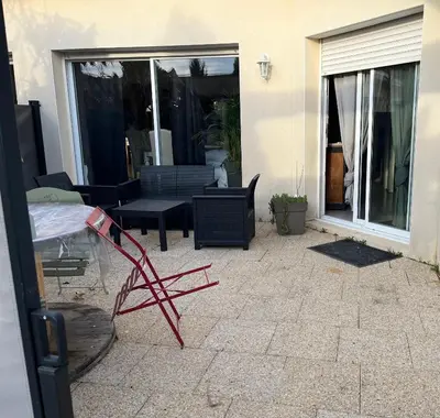 Coin salon dans l'établissement Charmant T2, Cl 3 étoiles, 4 Lits, 4 personnes et 1enfant, parking et terrasse