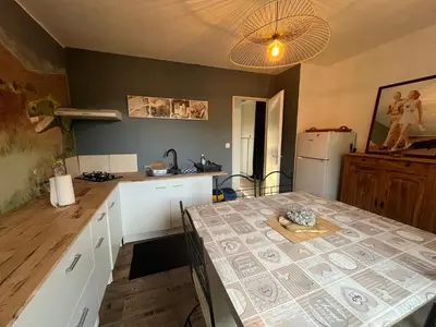 Cuisine ou kitchenette dans l'établissement Charmant T2, Cl 3 étoiles, 4 Lits, 4 personnes et 1enfant, parking et terrasse