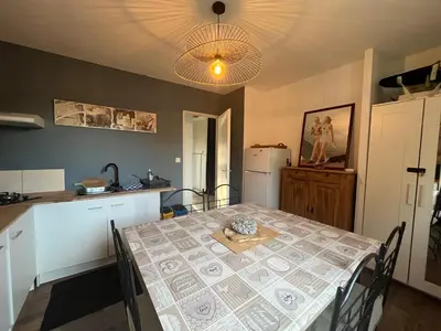 Cuisine ou kitchenette dans l'établissement Charmant T2, Cl 3 étoiles, 4 Lits, 4 personnes et 1enfant, parking et terrasse