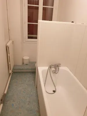 Salle de bains dans l'établissement Auberge des Arènes