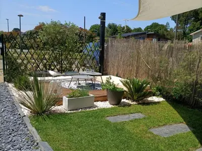 Jardin de l'établissement Appart' cocooning prêt de la forêt