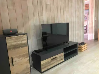 Télévision ou salle de divertissement dans l'établissement Chez Floflo