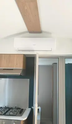 Cuisine ou kitchenette dans l'établissement Mobil home tout confort