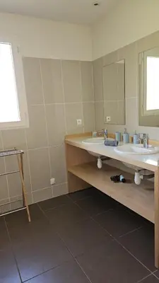 Salle de bains dans l'établissement Grande maison entre Lac et forêt