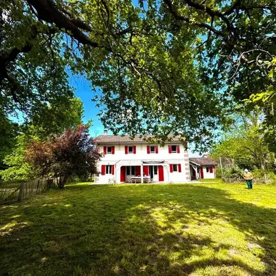 Grande maison entre Lac et forêt