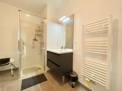 Salle de bains dans l'établissement L' Hippocampe du bassin - 3 étoiles