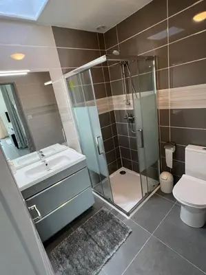 Salle de bains dans l'établissement Appartement à 15 min des plages