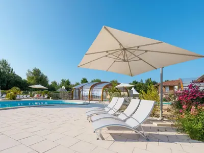 Piscine de l'établissement Holiday Home Les Cottages du Lac M4 Privilège by Interhome ou située à proximité
