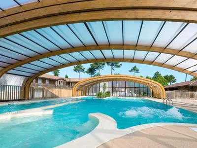 Piscine de l'établissement Apartment Les Cottages du Lac T3 Privilège by Interhome ou située à proximité