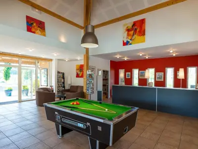 Billard dans l'établissement Apartment Les Cottages du Lac T4 Privilège by Interhome