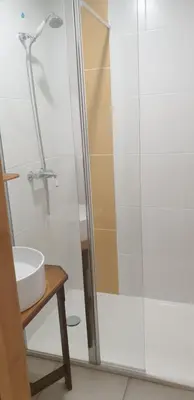 Salle de bains dans l'établissement La Pinède du Chéou, Piscine, Logement indépendant, Parking, Draps, Wifi fibre