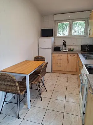 Cuisine ou kitchenette dans l'établissement La Pinède du Chéou, Piscine, Logement indépendant, Parking, Draps, Wifi fibre