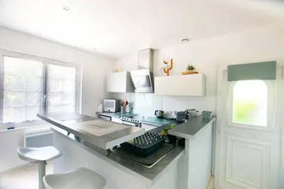 Cuisine ou kitchenette dans l'établissement Sable et Reflets - T2 - Centre ville d'Hossegor