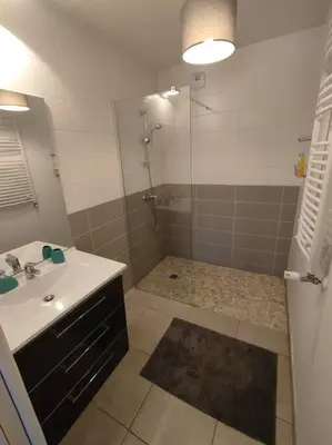 Salle de bains dans l'établissement Appartement charmant à la Teste de Buch