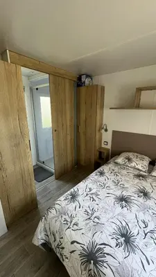 Un ou plusieurs lits dans un hébergement de l'établissement Sbvacances Entièrement équipé et tout confort grand 2ch avec suite parentale et 2 sdb dans camping 4 étoiles