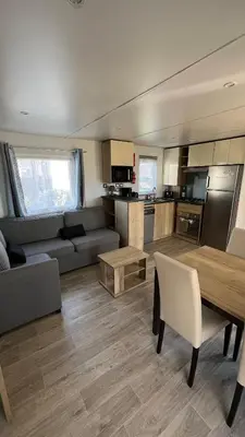Cuisine ou kitchenette dans l'établissement Sbvacances Entièrement équipé et tout confort grand 2ch avec suite parentale et 2 sdb dans camping 4 étoiles