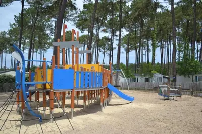 Aire de jeux pour enfants de l'établissement Sbvacances Entièrement équipé et tout confort grand 2ch avec suite parentale et 2 sdb dans camping 4 étoiles