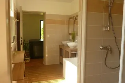 Salle de bains dans l'établissement Chalet en forêt landaise avec jacuzzi dintérieur