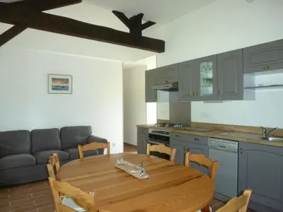 Cuisine ou kitchenette dans l'établissement Chalet en forêt landaise avec jacuzzi dintérieur