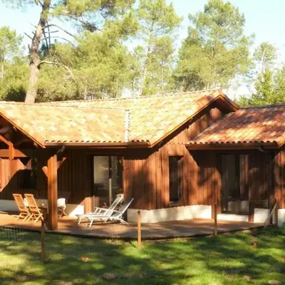 Chalet en forêt landaise avec jacuzzi dintérieur