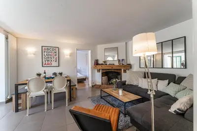 Coin salon dans l'établissement Le Petit Moulleau - Appt dans villa classée à 50m de la plage