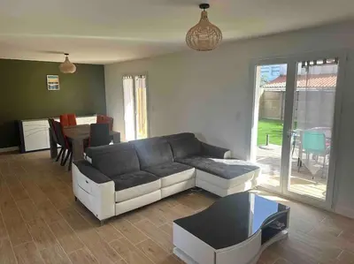 Coin salon dans l'établissement Maison 100m2 4 chambres avec piscine jardin paysage