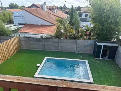 Piscine de l'établissement Maison 100m2 4 chambres avec piscine jardin paysage ou située à proximité
