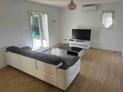Télévision ou salle de divertissement dans l'établissement Maison 100m2 4 chambres avec piscine jardin paysage