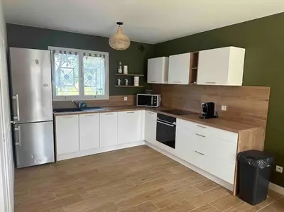 Cuisine ou kitchenette dans l'établissement Maison 100m2 4 chambres avec piscine jardin paysage