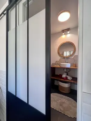 Salle de bains dans l'établissement Casa Del Sol - T2 au Cœur du BassinPort Teich 5'