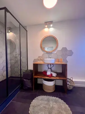 Salle de bains dans l'établissement Casa Del Sol - T2 au Cœur du BassinPort Teich 5'
