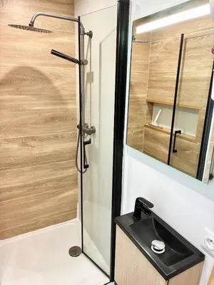 Salle de bains dans l'établissement La Gravière, Cozy Studio Wifi & Parking 20M Océan Surf Plage