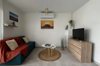 Télévision ou salle de divertissement dans l'établissement Studio tout confort + terrasse