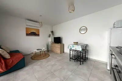 Cuisine ou kitchenette dans l'établissement Studio tout confort + terrasse