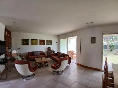 Coin salon dans l'établissement Spacieuse maison familiale 11 pers. avec jardin près du port de Capbreton - FR-1-239-1001