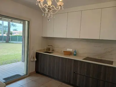 Cuisine ou kitchenette dans l'établissement Spacieuse maison familiale 11 pers. avec jardin près du port de Capbreton - FR-1-239-1001
