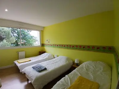 Un ou plusieurs lits dans un hébergement de l'établissement Spacieuse maison familiale 11 pers. avec jardin près du port de Capbreton - FR-1-239-1001