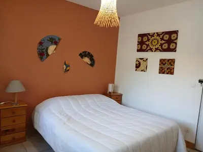 Un ou plusieurs lits dans un hébergement de l'établissement Spacieuse maison familiale 11 pers. avec jardin près du port de Capbreton - FR-1-239-1001