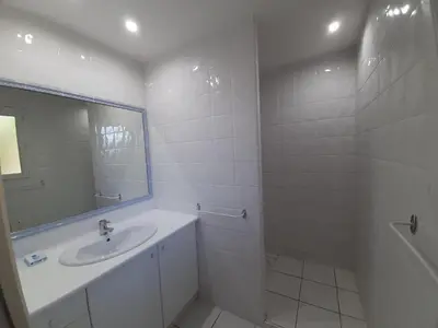 Salle de bains dans l'établissement Spacieuse maison familiale 11 pers. avec jardin près du port de Capbreton - FR-1-239-1001