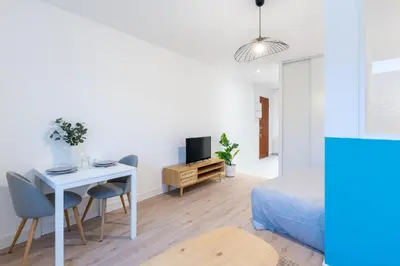 Télévision ou salle de divertissement dans l'établissement Le Cocon, Dax, Studio cœur de ville