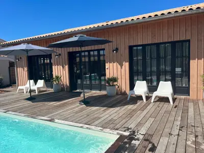 Piscine de l'établissement Maison 8 personnes avec jardin piscine st Julien en Born Contis ou située à proximité