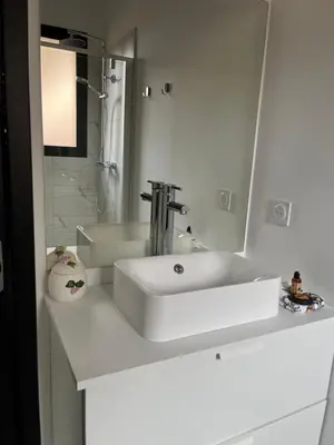 Salle de bains dans l'établissement Maison 8 personnes avec jardin piscine st Julien en Born Contis