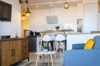 Cuisine ou kitchenette dans l'établissement Le Cèdre du Bassin - Au cœur de la Teste