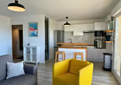 Cuisine ou kitchenette dans l'établissement Au Pied des Dunes avec Piscine