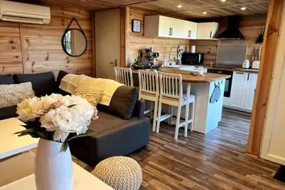 Cuisine ou kitchenette dans l'établissement Chalet et Jaccuzy sur la plage