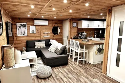 Cuisine ou kitchenette dans l'établissement Chalet et Jaccuzy sur la plage