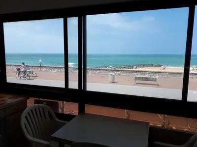 Vue générale sur la mer ou vue sur la mer prise depuis l'appartement