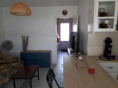 Cuisine ou kitchenette dans l'établissement FACE à LA PLAGE CENTRALE POUR CET AGRÉABLE T2