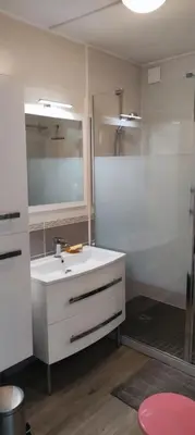 Salle de bains dans l'établissement FACE à LA PLAGE CENTRALE POUR CET AGRÉABLE T2