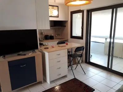 Cuisine ou kitchenette dans l'établissement FACE à LA PLAGE CENTRALE POUR CET AGRÉABLE T2